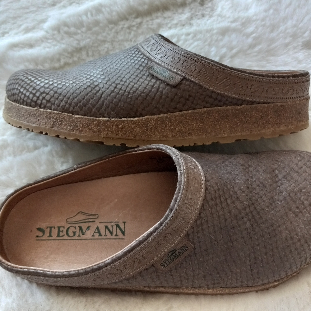 Stegmann  Women's Graz Leather Clogs in Taupe  Size 7